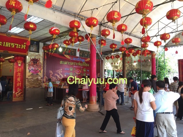 ผู้คนต่อแถวบริเวณจุดซื้อใบสะเดาะเคราะห์แก้ปีชงภายในวัดจีน