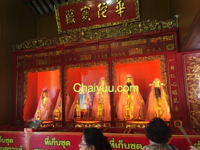 แท่นบูชารูปเคารพสี่องค์ภายในวัดจีน
