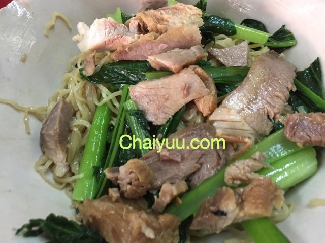 บะหมี่หมูและผักคะน้าในชาม